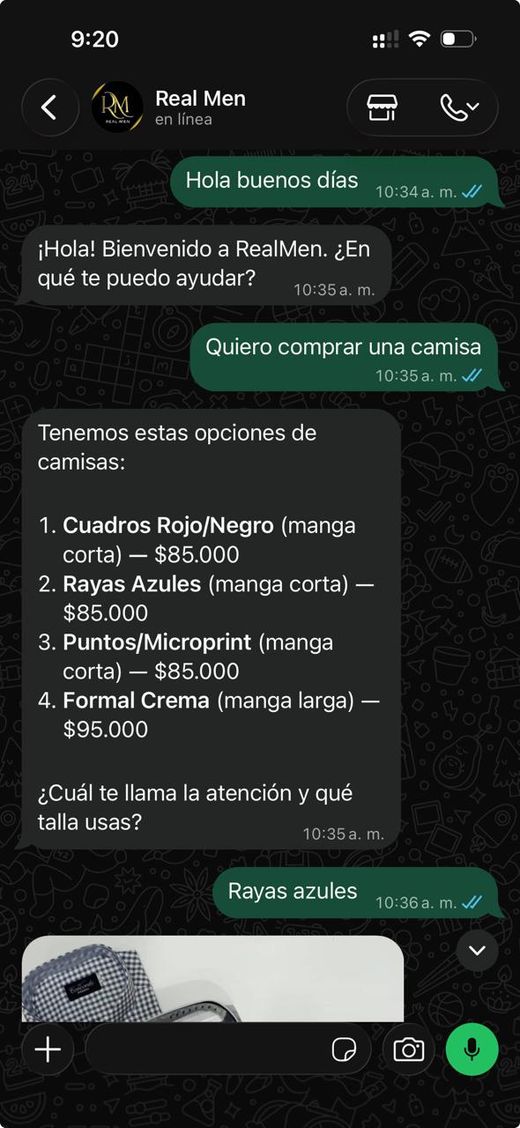 El cliente pide una camisa y el agente responde con cuatro opciones y sus precios